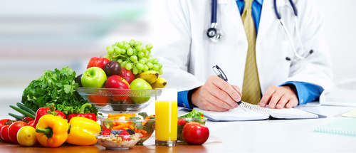 Gesunde Ernährung Abbildung eine Arztes mit gesunden Lebensmitteln.